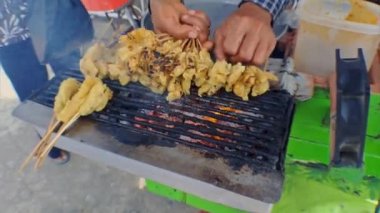 Street Food satay tofu (sate tahu), soya soslu tofu, Endonezyalıların en sevdiği yemek, Maospati geleneksel pazarında, Magetan, Doğu Java