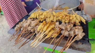 Street Food satay tofu (sate tahu), soya soslu tofu, Endonezyalıların en sevdiği yemek, Maospati geleneksel pazarında, Magetan, Doğu Java