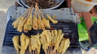 Street Food satay tofu (sate tahu), soya soslu tofu, Endonezyalıların en sevdiği yemek, Maospati geleneksel pazarında, Magetan, Doğu Java