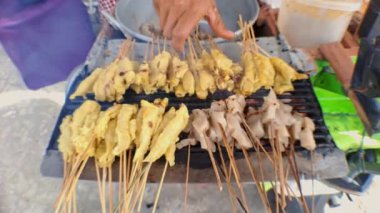 Street Food satay tofu (sate tahu), soya soslu tofu, Endonezyalıların en sevdiği yemek, Maospati geleneksel pazarında, Magetan, Doğu Java