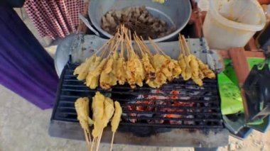 Street Food satay tofu (sate tahu), soya soslu tofu, Endonezyalıların en sevdiği yemek, Maospati geleneksel pazarında, Magetan, Doğu Java