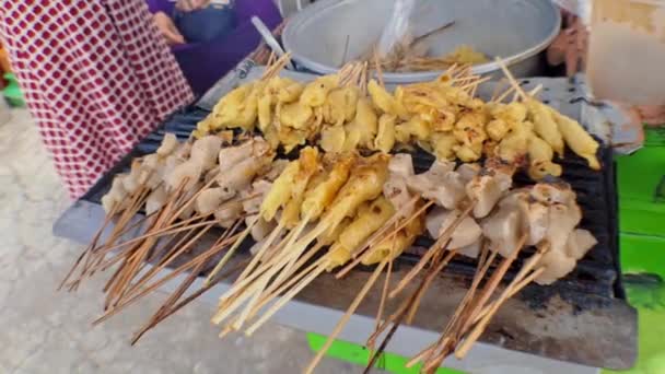 Street Food Tofu Satay Sate Tahu Tofu Parrilla Con Salsa — Vídeos de Stock