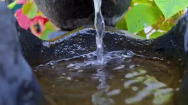 4k video görüntüleri, mini bir şelalenin sinematik videolar için çok güzel bir siyah kaya balık havuzunda akışını gösteriyor.