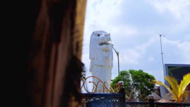 Madiun, Endonezya - 24 Kasım 2022: Açık mavi gökyüzü ile Madiun Endonezya şehir parkındaki Singapur 'un beyaz aslan heykelinin kopyası