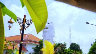 Madiun, Endonezya - 24 Kasım 2022: Açık mavi gökyüzü ile Madiun Endonezya şehir parkındaki Singapur 'un beyaz aslan heykelinin kopyası