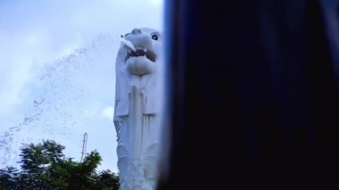 Madiun, Endonezya - 24 Kasım 2022: Açık mavi gökyüzü ile Madiun Endonezya şehir parkındaki Singapur 'un beyaz aslan heykelinin kopyası