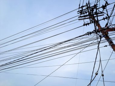 Kutuptaki elektrik güç bağlantısı Endonezya 'nın doğu bölgesindeki parlak mavi gökyüzü bulutlarının karmaşıklığını ortaya çıkarıyor.