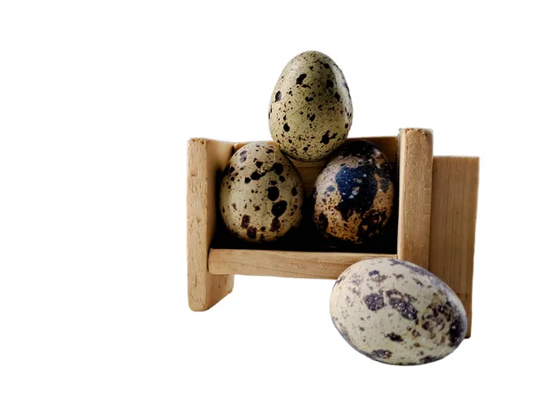 ウズラの卵は人々の好きな食べ物です 隔離された白い背景を持つ木製のプレート上のウズラの卵のコレクション — ストック写真