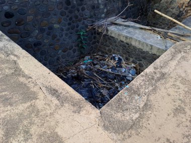 Çöplerle dolu nehir sulama barajlarının kritik sorununu belgeliyorum. Daha temiz su yolları hareketine katıl.