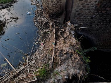Çöplerle dolu nehir sulama barajlarının kritik sorununu belgeliyorum. Daha temiz su yolları hareketine katıl.