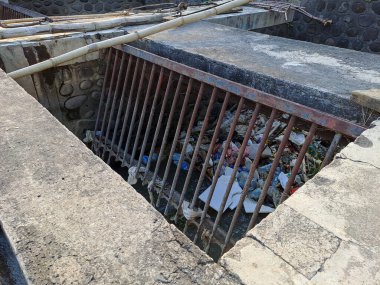 Çöplerle dolu nehir sulama barajlarının kritik sorununu belgeliyorum. Daha temiz su yolları hareketine katıl.