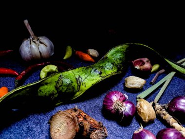 Çiğ Petai acılı baharatının lezzet özünü keşfedin. Aşçılık kreasyonlarınızı kalın ve otantik bir lezzetle yükseltin.
