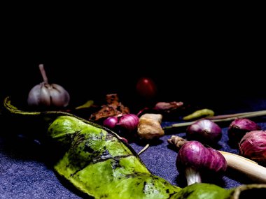 Çiğ Petai acılı baharatının lezzet özünü keşfedin. Aşçılık kreasyonlarınızı kalın ve otantik bir lezzetle yükseltin.