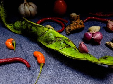 Çiğ Petai acılı baharatının lezzet özünü keşfedin. Aşçılık kreasyonlarınızı kalın ve otantik bir lezzetle yükseltin.