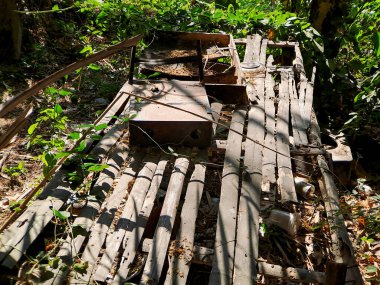 Endonezya 'nın kültürel zenginliğini Lincak ile keşfetmek, zamanın ve mirasın işaretini taşıyan geleneksel bambu sandalyeler.