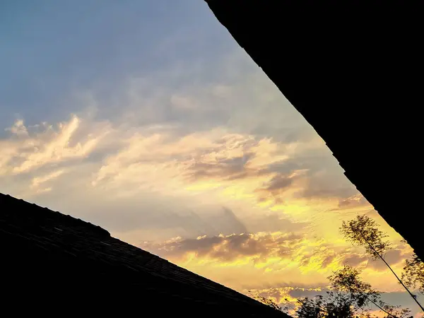저녁의 하늘은 일몰을위한 완벽한 배경입니다 분위기는 평온하고 색상은 아름답습니다 그것은 — 스톡 사진