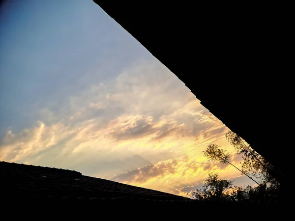 Akşamın Gökyüzü Gün Batımı Için Mükemmel Bir Zemin Atmosfer Sakin — Stok fotoğraf