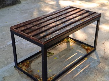 Zengin kahverengi ahşaptan yapılmış, her eve biraz lüks katmak için mükemmel bir sandalye.