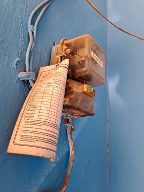 Elektrik sayacı, bir ev ya da işletme tarafından tüketilen elektrik miktarını ölçen bir cihazdır. Elektrik sayaçları genellikle binanın dışına monte edilir.