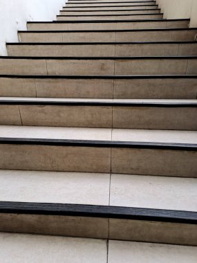 Krem rengi granit merdiven her ev için şık bir arka plan oluşturur. Krem granitin nötr rengi her renk düzeninde işe yarar ve merdivenlerinin parlak tasarımı biraz lüks katar.