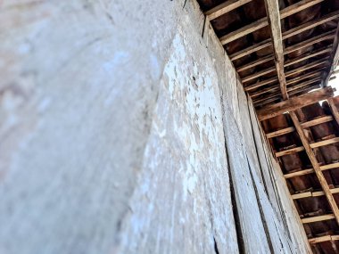 Kırsal ahşap bir tavana sahiptir. Açıkta kirişler ve eski kalaslar vardır.