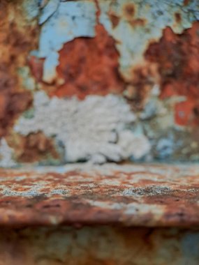 Paslı, paslı, paslanmış ve soyulmuş bir metal yüzeyin detaylı makro fotoğrafı. Endüstriyel tasarım ve klasik estetik için ideal.