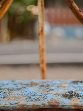 Paslı, paslı, paslanmış ve soyulmuş bir metal yüzeyin detaylı makro fotoğrafı. Endüstriyel tasarım ve klasik estetik için ideal.