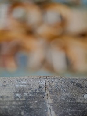 Paslı, paslı, paslanmış ve soyulmuş bir metal yüzeyin detaylı makro fotoğrafı. Endüstriyel tasarım ve klasik estetik için ideal.