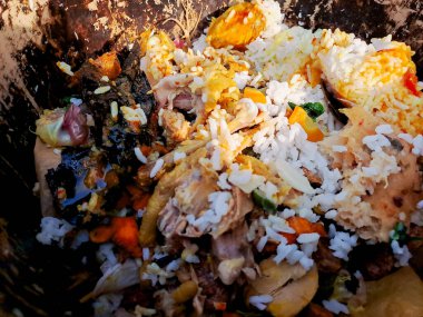 Mutfak artıkları, meyve kabukları ve sebze atıklarıyla dolu gübre kutusu.