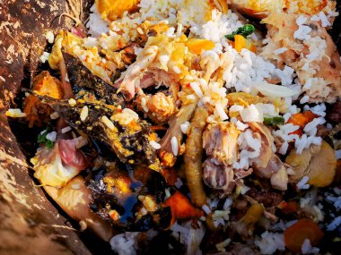 Mutfak artıkları, meyve kabukları ve sebze atıklarıyla dolu gübre kutusu.