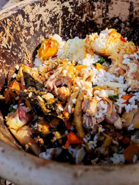 Mutfak artıkları, meyve kabukları ve sebze atıklarıyla dolu gübre kutusu.