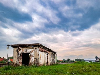 Terk edilmiş tren istasyonu ayakta duruyor.