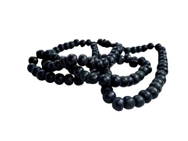 Beyaz arka planda izole edilmiş bir dizi koyu ahşap tespih. Dini ve ruhani temalar için mükemmel