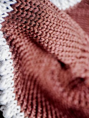 zengin, kahverengi renkli ve ince beyaz çizgili kumaş. Bu resim karmaşık dokumaların ve dokuların güzelliğini gösteriyor.