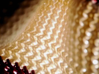 Büyüleyici beyaz, bordo ve siyah ipliklerle örülmüş kumaş. Bu fotoğraf karmaşık dokuyu vurgular