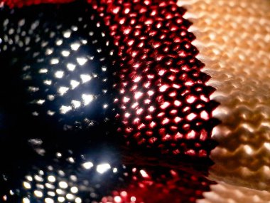 Büyüleyici beyaz, bordo ve siyah ipliklerle örülmüş kumaş. Bu fotoğraf karmaşık dokuyu vurgular