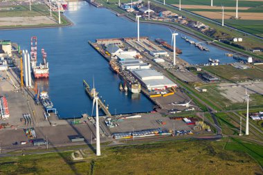 Eemshaven, Hollanda - 16 Ağustos 2023: Yanan Gemi Fremantle Otoyolu Kurtarma İşlemi için Eemshaven 'a kenetlendi