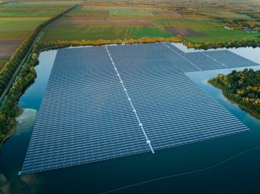 Gölde yüzen güneş panelleri, Suyun üzerinde büyük güneş çiftliği, sürdürülebilir yeşil enerji