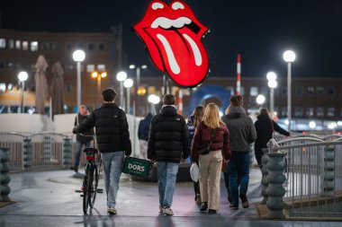 Groningen, Hollanda - 117 2023: Öğrenciler Groningen 'de Bira Sandığı Taşırken Birlikte Yürüyorlar