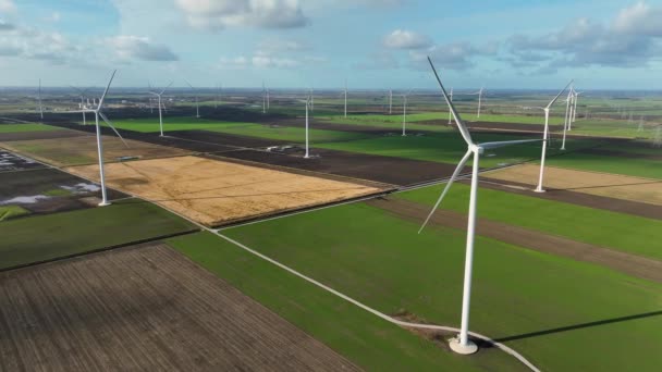Total Aerial Windmill Farm Wide Open Field Windpark N33 Meeden — Video Stock