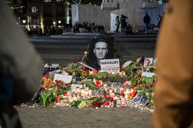 Amsterdam, Hollanda - 17 Şubat 2024: Candles ve Flowers ile Baraj Meydanı 'nda Ölüm Aleksey Navalny' i Anmak İçin Anma Töreni
