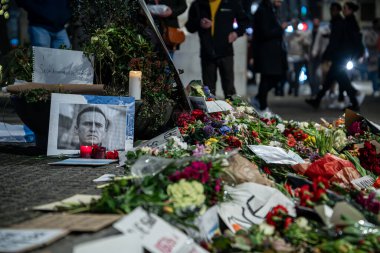 Amsterdam, Hollanda - 17 Şubat 2024: Çiçekler, Fotoğraflar ve Çay Işıklarıyla Rusya 'ya Karşı Aleksey Navalny' nin Ölümü nedeniyle Anma Töreni