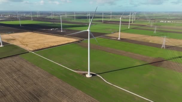 再生可能資源からエネルギーを生み出すビッグオープンフィールドウインドパークN33の大規模風力発電所の撤退 — ストック動画