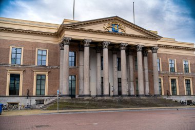 Leeuwarden, Hollanda - 19 Mart 2024: Temyiz Mahkemesi 'Gerechtshof' Leeuwarden, Dramatik Bulutlu Adliye Sarayı