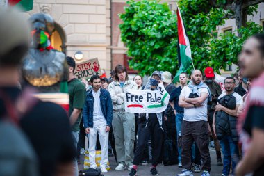 Groningen, Hollanda - 14 Mayıs 2024: Groningen Üniversitesi 'ndeki Pro-Filistin Gösterisinde Protestocu Megafonla İlahiler Söyledi