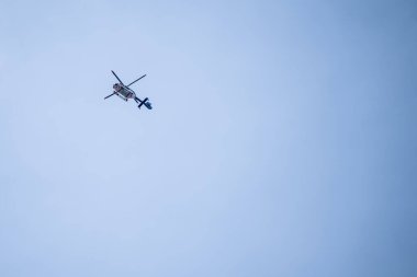 Amsterdam, Hollanda - 1 Nisan 2024: Hollanda Polis Helikopteri Suçla Mücadele İçin Gökyüzünde Uçuyor
