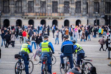 Amsterdam, Hollanda - 01 Nisan 2024: Baraj Meydanı 'ndaki Belediye İnfaz Memurları Grubu, Amsterdam' ın En Popüler Meydanı
