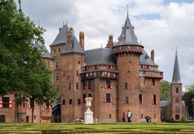 Utrecht, Hollanda - 8 Haziran 2024: Hollanda 'nın En Popüler Şatolarından biri olan Bahçede Ziyaretçileri Olan De Haar Müzesi