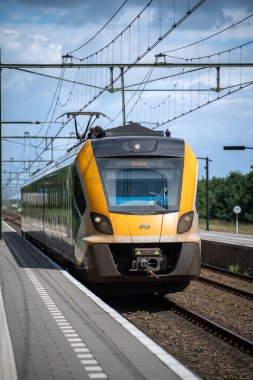 Haren, Hollanda - 6 Haziran 2024: Hollanda 'dan Hollanda Sprinter Train Treni (SNG) Hollanda' ya gelen Spoorwegen (NS)
