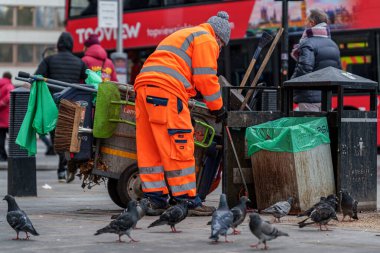 Londra, Birleşik Krallık (Uk) - 13 Aralık 2023: Yerden Atık Toplama Şehri 'nden Sokak Temizleyici Londra
